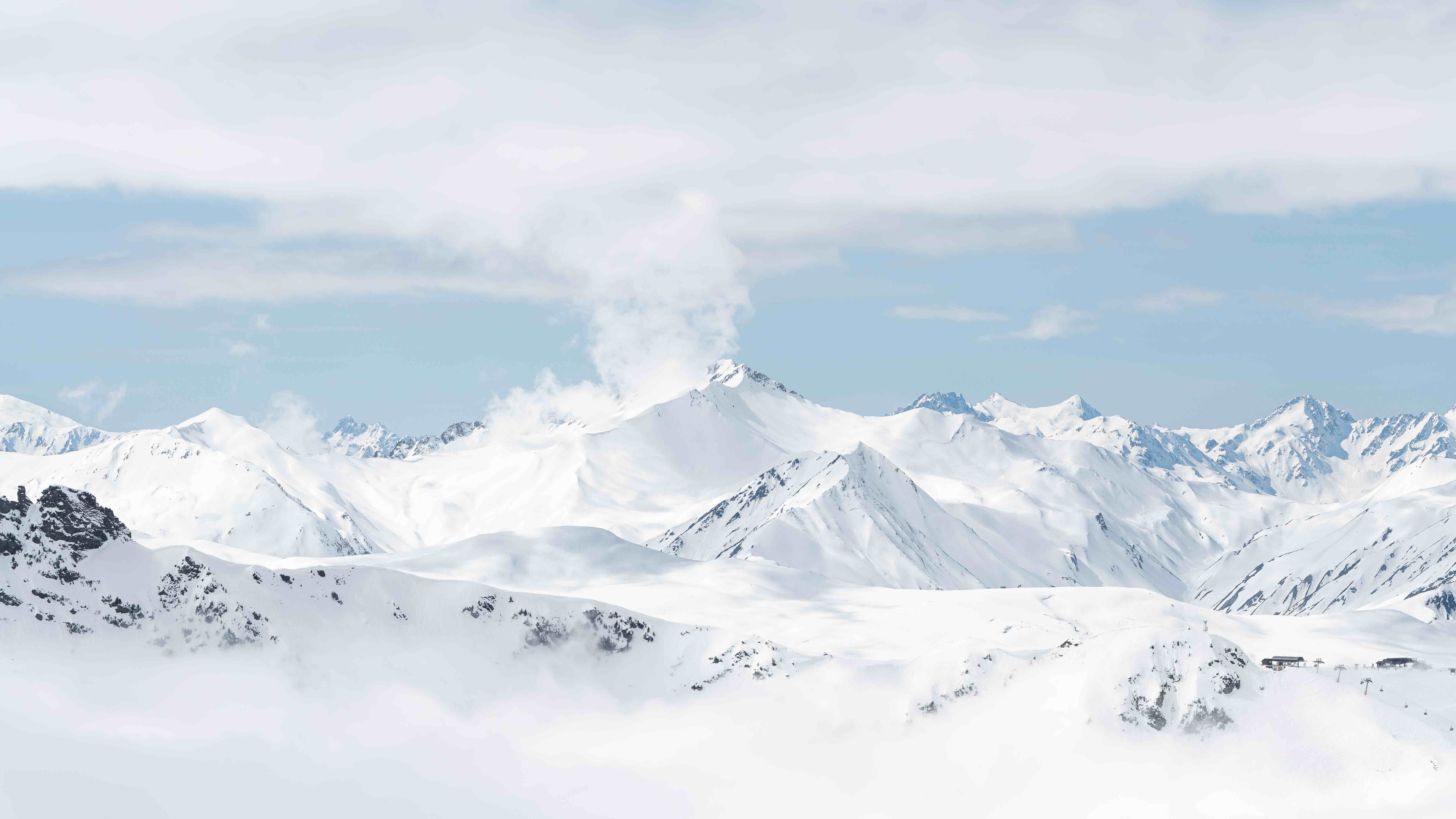 Sommets enneigés au-dessus des nuages