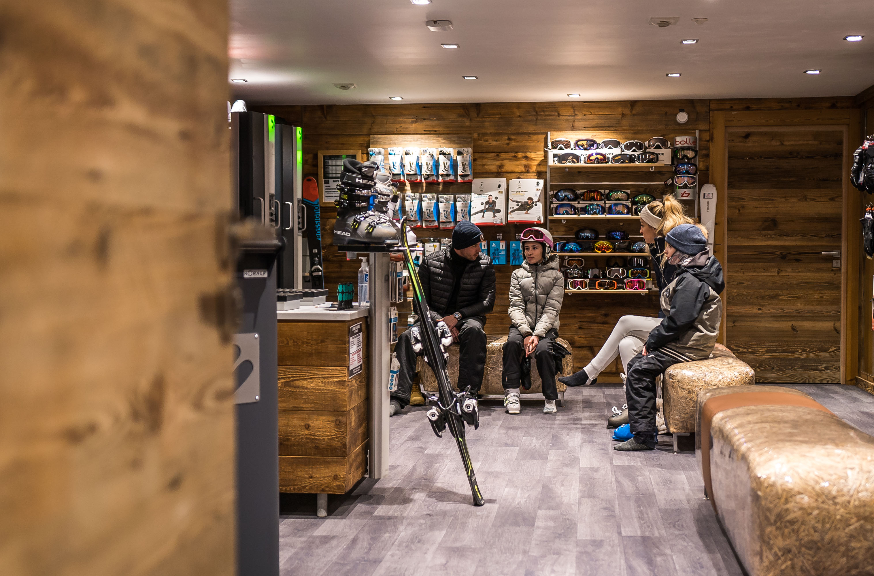Skieurs dans le ski room Gilbert Sports de l’hôtel