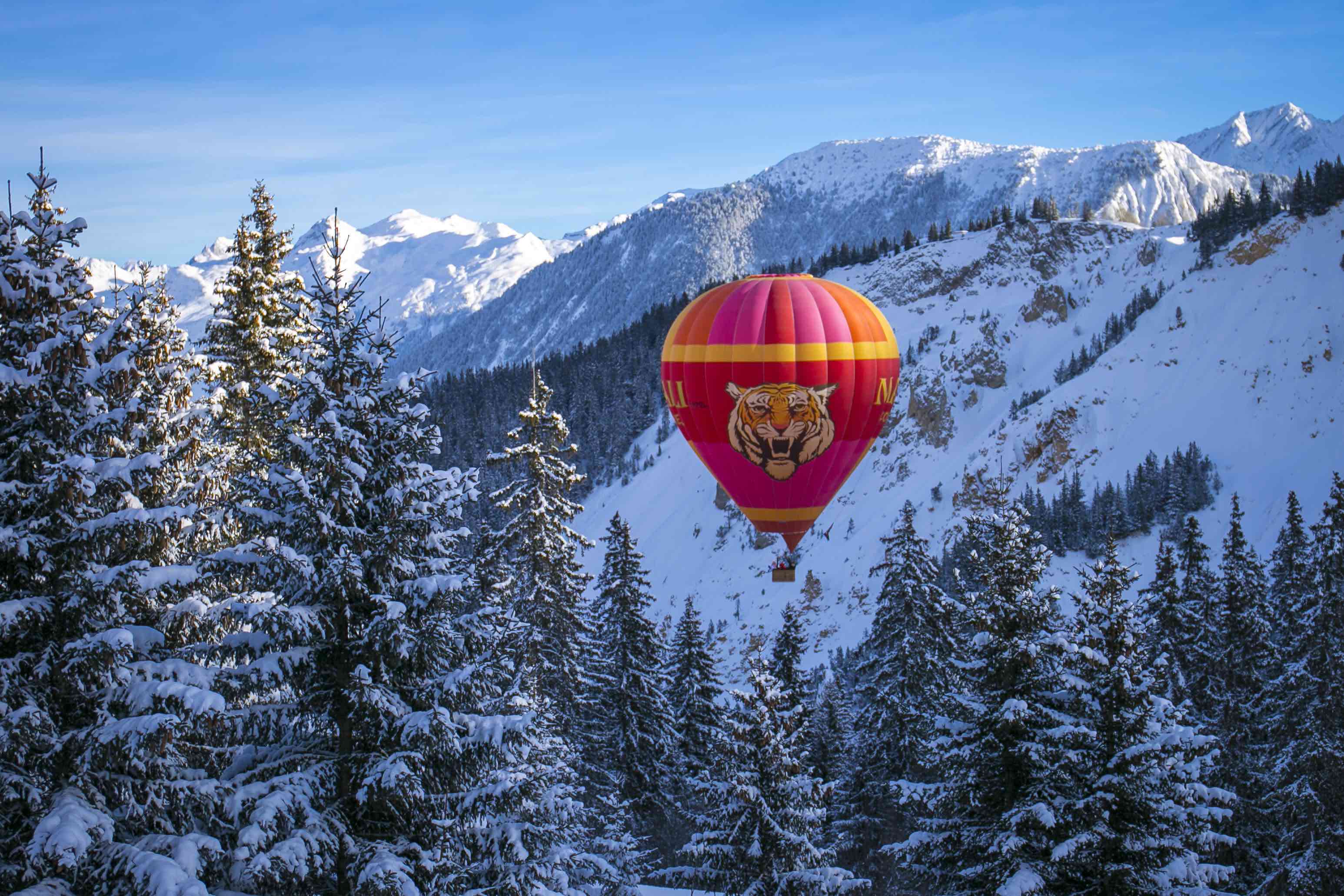 Montgolfière au-dessus de Courchevel enneigé