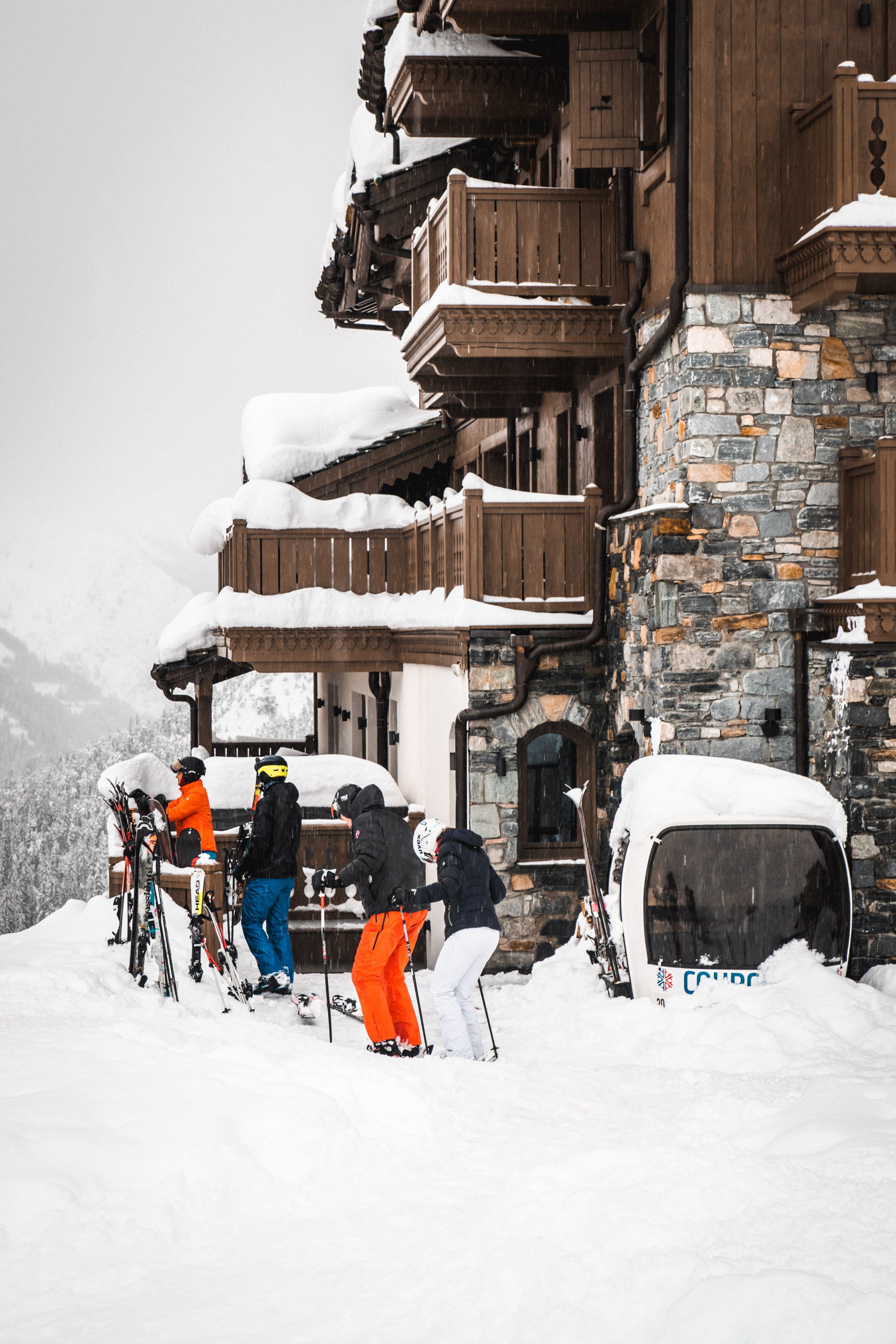 Skieurs devant l’hôtel Manali Lodge enneigé