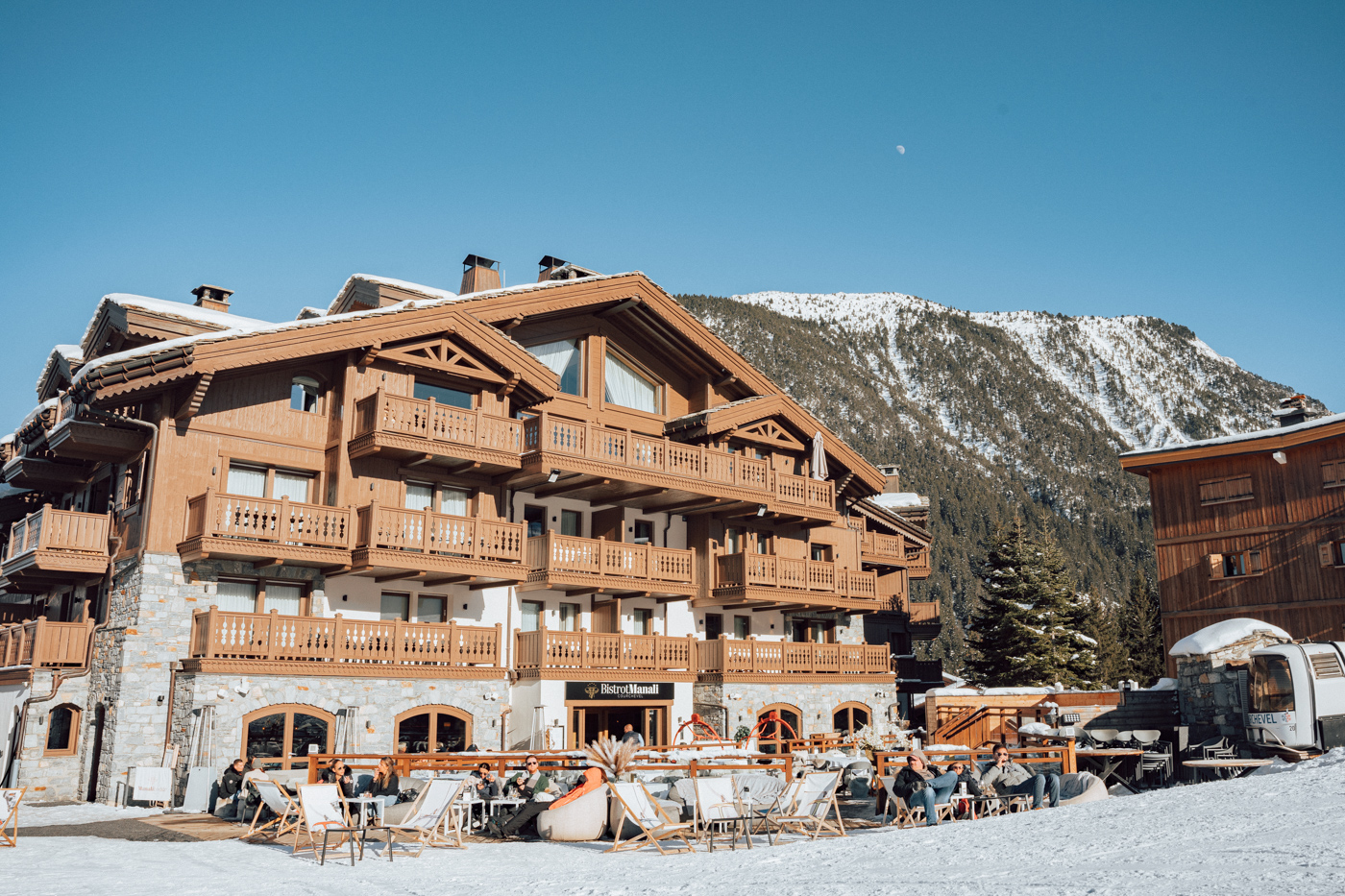 La terrasse du Bistrot Manali sur le front de neige